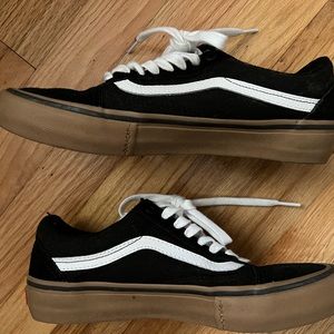 Gum-Bottom Black Vans Pro UltraCush